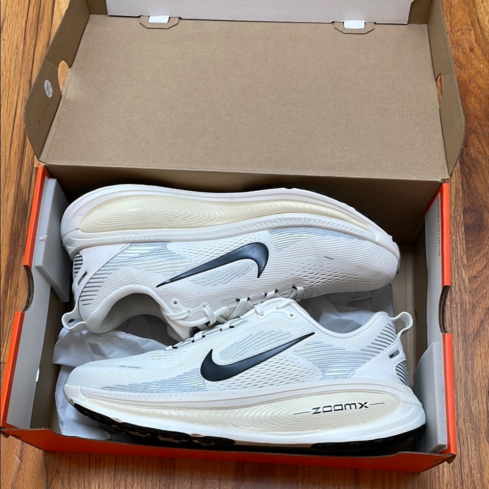 SOLD Nike Men’s Size 10.5 Vomero White Sneakers
